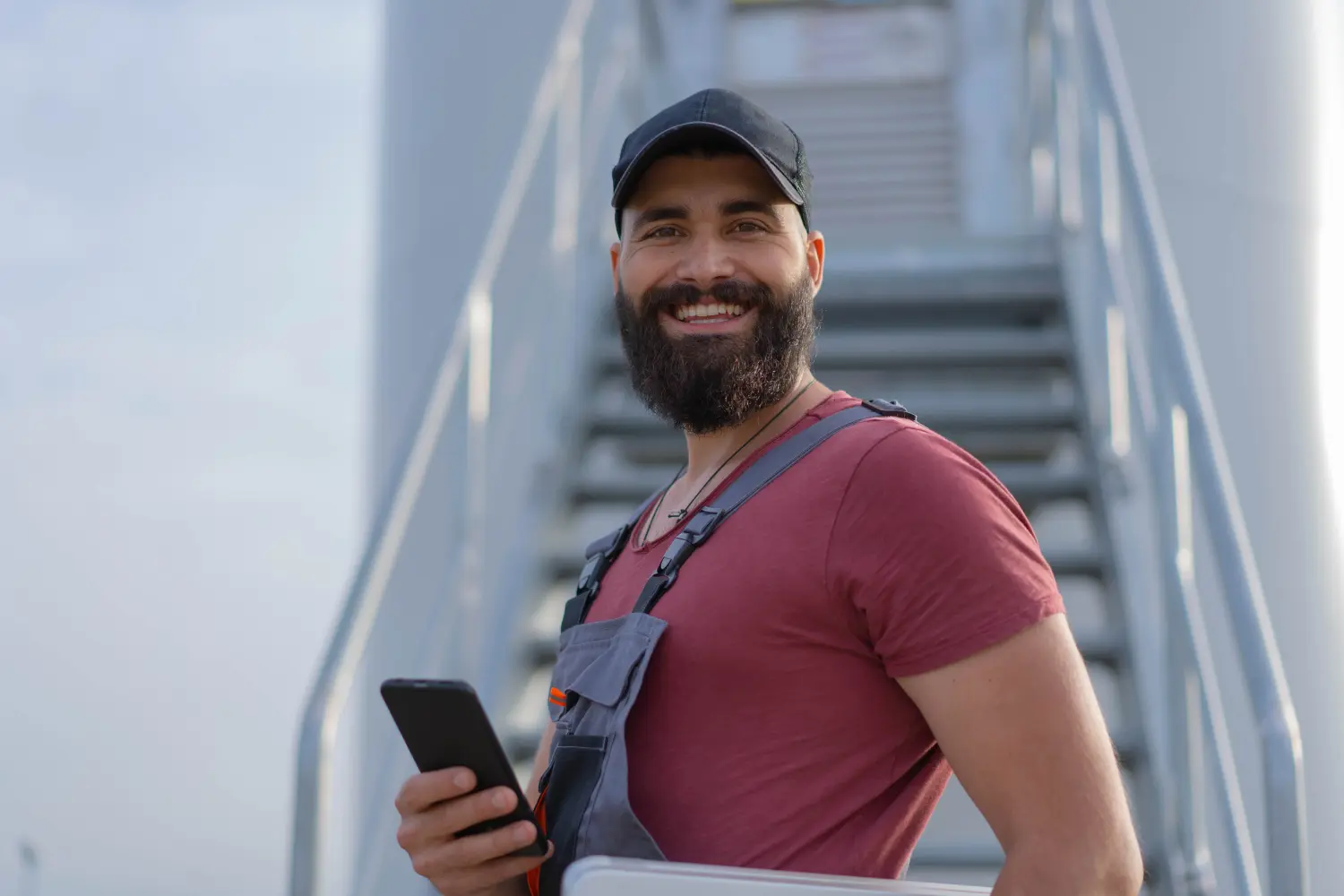 Celero Cloud GmbH – selbstbewusster Mann mit Telefon in der Hand